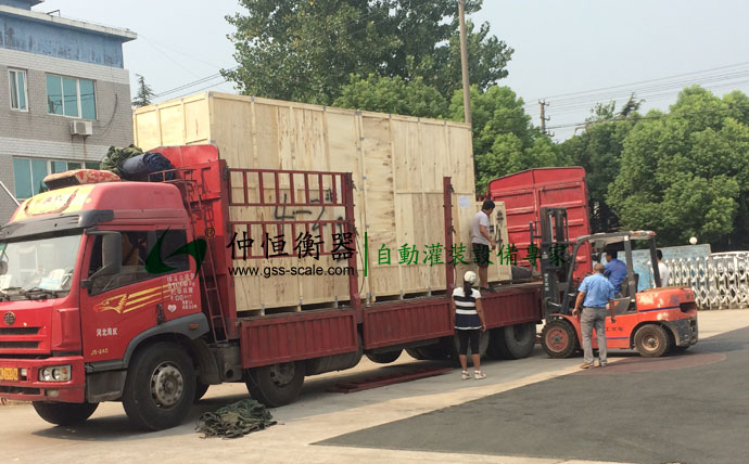 河北華茂偉業(yè)購買噸桶液體灌裝機裝車準(zhǔn)備出貨2