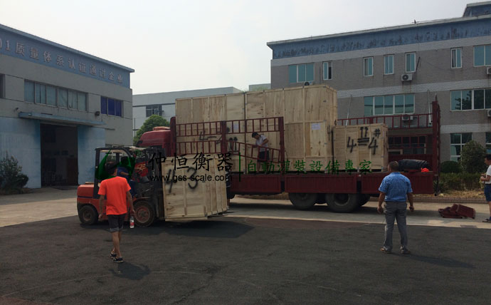 河北華茂偉業(yè)購買噸桶液體灌裝機裝車準(zhǔn)備出貨3