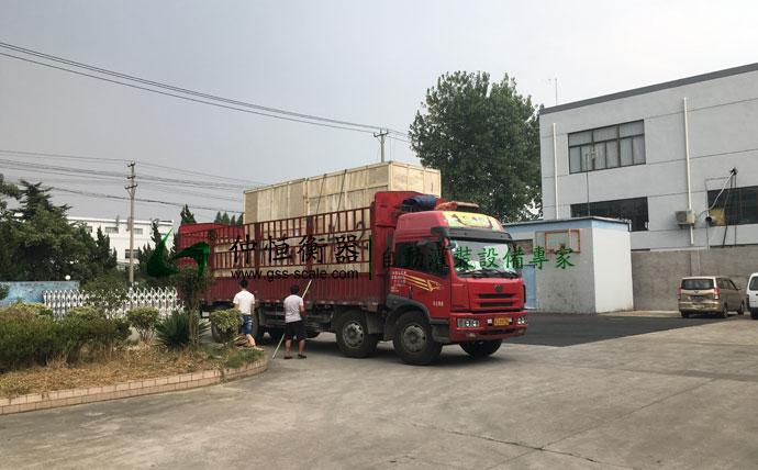 河北華茂偉業(yè)購買噸桶液體灌裝機裝車準(zhǔn)備出貨1