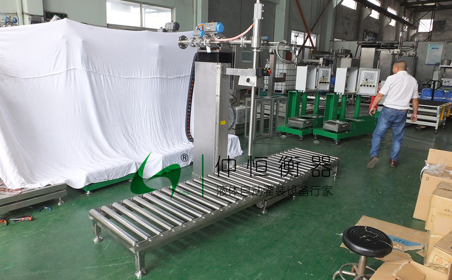 液體自動(dòng)灌裝機(jī)2