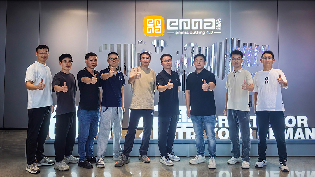 參觀團(tuán)與愛瑪公司相關(guān)負(fù)責(zé)人合影
