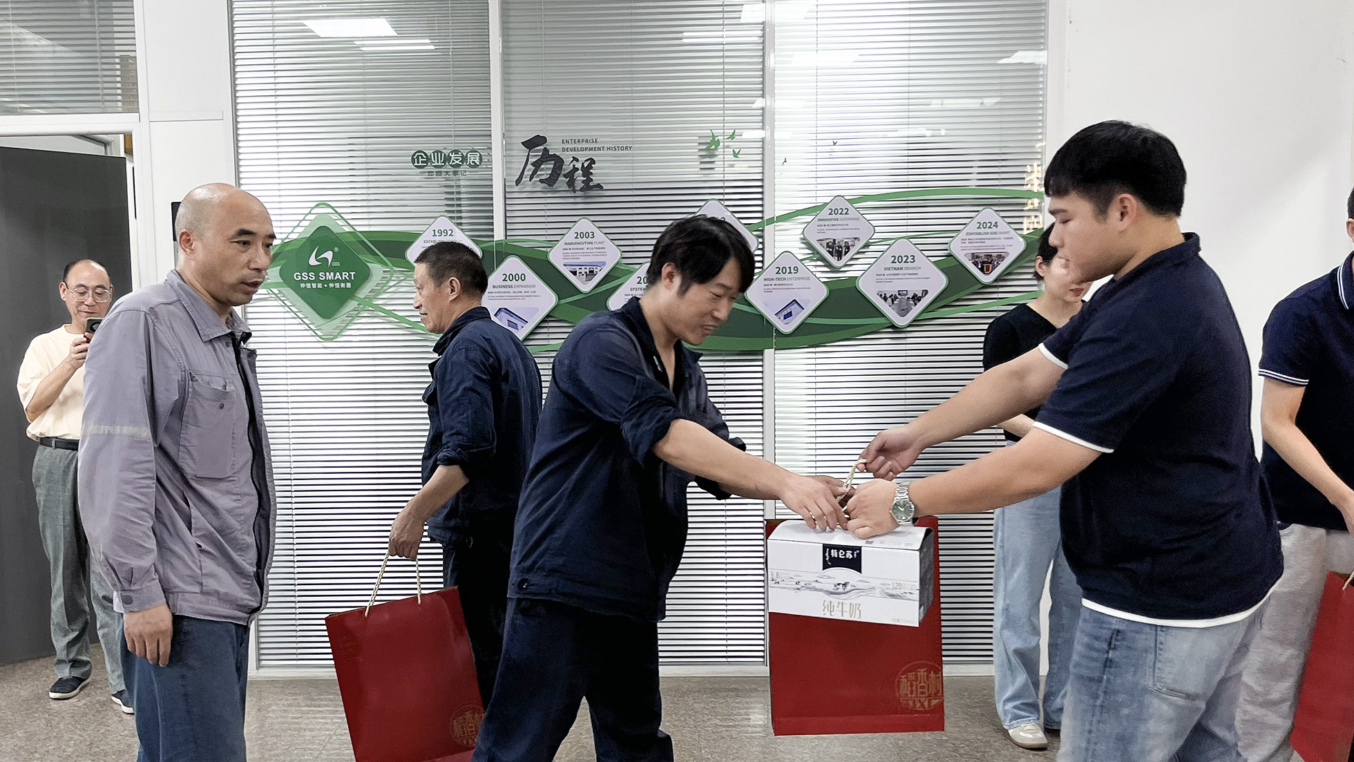 李總為一線員工發(fā)放中秋福利(1)