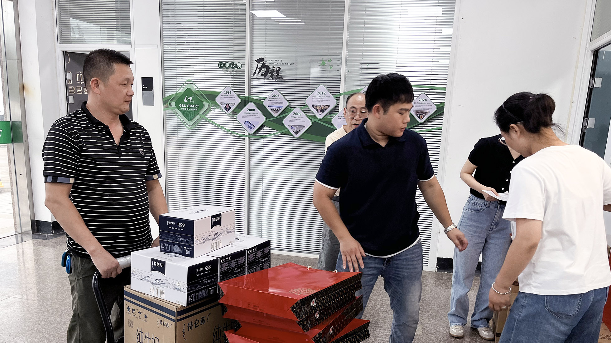 員工領(lǐng)取仲恒中秋福利禮品