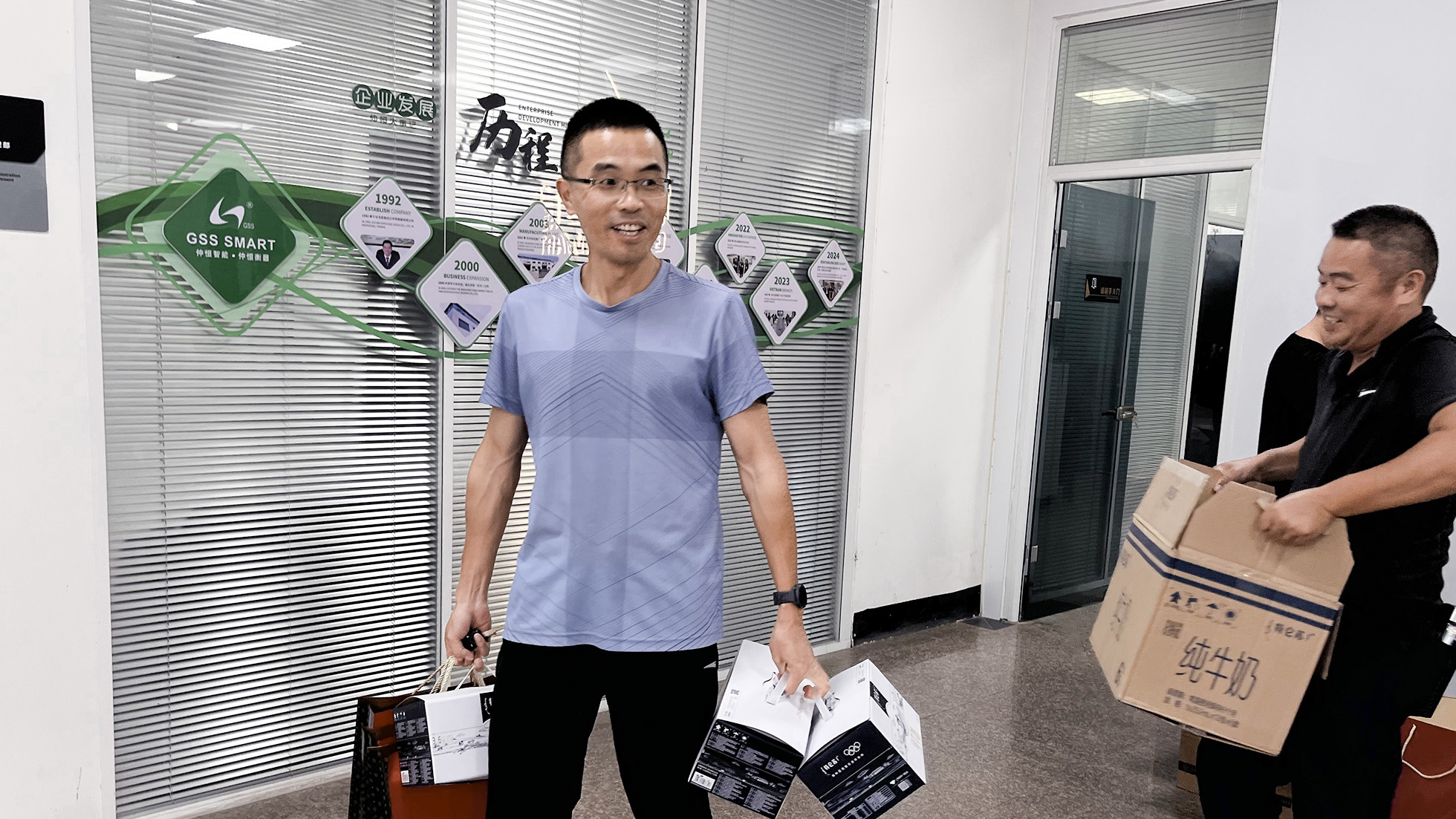 員工開(kāi)心領(lǐng)取仲恒中秋福利關(guān)懷